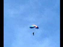 Video: Momen Penerjun Payung di HUT ke-80 Korps Marinir Gagal Mendarat Sempurna