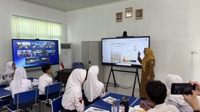 Penggunaan smartboard di SMPN 4 Bekasi (Eva/detikcom)