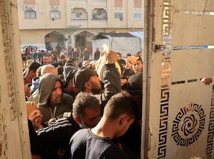 Perjuangan Warga Gaza Mengantre Dua Jam untuk Sebungkus Roti