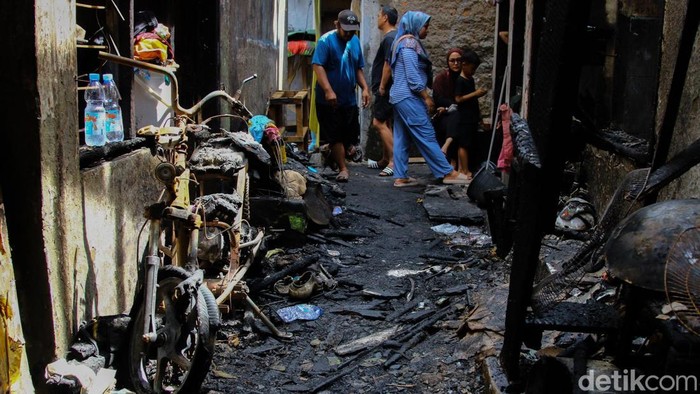Kebakaran besar melanda kawasan padat penduduk di Jatipulo, Palmerah, Jakarta Barat, pada Minggu (16/11/2025).