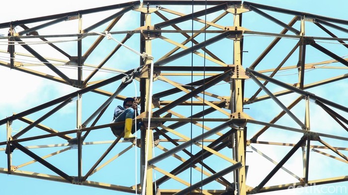 Kebakaran besar melanda kawasan padat penduduk di Jatipulo, Palmerah, Jakarta Barat, pada Minggu (16/11/2025).