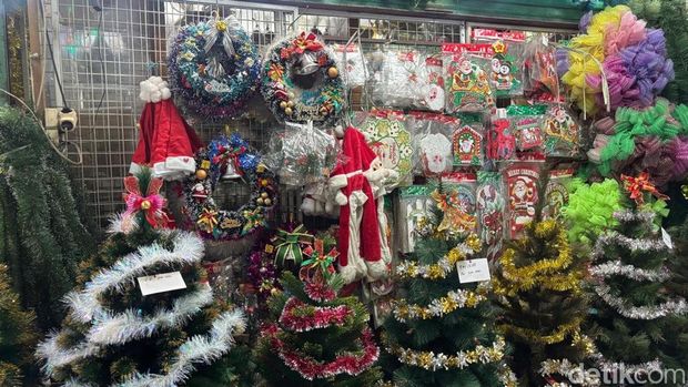 Pernak-pernik Natal di Pasar Atom Surabaya. Pernak-pernik Natal di Pasar Atom Surabaya.