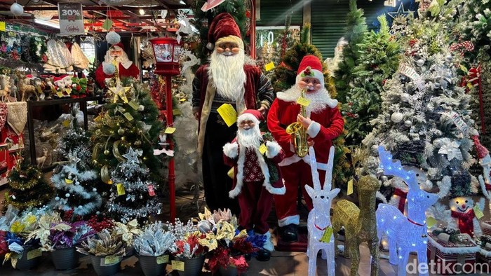 Pernak-pernik Natal di Pasar Atom Surabaya.
