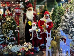 Warga Surabaya Mulai Berburu Pernak-pernik Natal 2025 di Pasar Atom