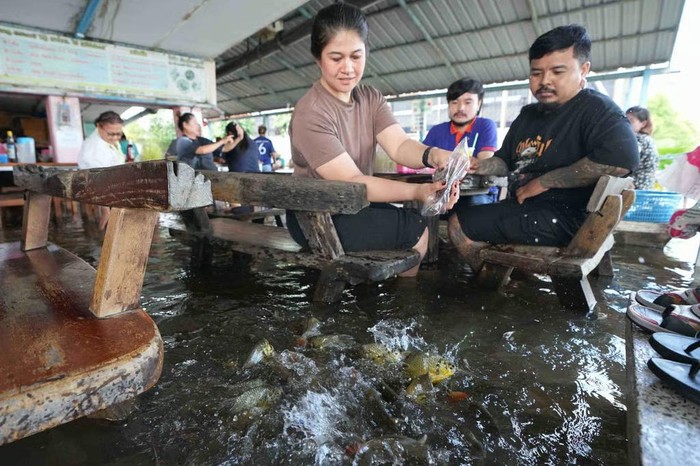 Resto di Thailand ini laris manis gegara terendam banjir dari sungai yang meluap.