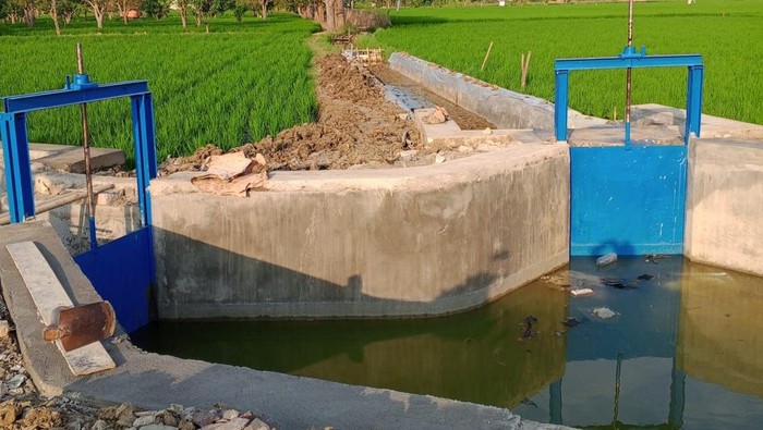 Pintu air di Desa Sukaurip, Kecamatan Balongan