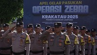 Sejumlah personel kepolisian mengikuti apel gelar pasukan Operasi Zebra Krakatau 2025 di Polresta Bandar Lampung, Lampung, Senin (17/11/2025). Operasi Zebra Krakatau 2025 mengedepankan upaya preemtif, preventif, dan represif, namun tetap mengutamakan langkah edukatif, persuasif, dan humanis kepada masyarakat dan dilaksakanan mulai 17 sampai dengan 30 November 2025. ANTARA FOTO/Ardiansyah