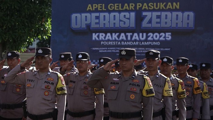 Sejumlah personel kepolisian mengikuti apel gelar pasukan Operasi Zebra Krakatau 2025 di Polresta Bandar Lampung, Lampung, Senin (17/11/2025). Operasi Zebra Krakatau 2025 mengedepankan upaya preemtif, preventif, dan represif, namun tetap mengutamakan langkah edukatif, persuasif, dan humanis kepada masyarakat dan dilaksakanan mulai 17 sampai dengan 30 November 2025. ANTARA FOTO/Ardiansyah/foc.