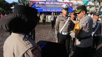Kapolres Aceh Barat AKBP Yhogi Hadisetiawan (dua kanan) menyematkan pita tanda dimulainya Operasi Zebra Seulawah 2025 kepada personel Satlantas di halaman Mapolres Aceh Barat, Aceh, Senin (17/11/2025). Apel yang diikuti ratusan personel yang terdiri dari TNI/Polri, Dishub, Satpol PP dan Polisi Syariat Islam guna mendukung terwujud keamanan, keselamatan, ketertiban dan kelancaran lalu lintas (kamseltibcarlantas) yang aman, nyaman dan selamat menjelang Nataru 2026. ANTARA FOTO/Syifa Yulinnas