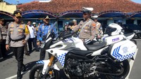 Bupati Tegal Ischak Maulana Rohman (kedua kiri) didampingi Kapolres Tegal AKBP Bayu Prasatyo (kiri) melakukan pemeriksaan kendaraan operasional usai gelar pasukan Operasi Zebra Candi di Polres Tegal, Jawa Tengah, Senin (17/11/2025). Operasi Zebra Candi diselenggarakan mulai 17 hingga 30 November 2025 dalam rangka menurunkan angka pelanggaran lalu lintas kasat mata seperti tidak memakai helm dan penggunaan knalpot brong. ANTARA FOTO/Oky Lukmansyah