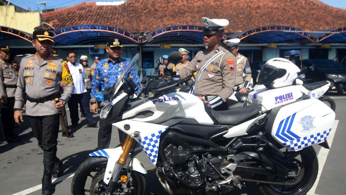 Bupati Tegal Ischak Maulana Rohman (kedua kiri) didampingi Kapolres Tegal AKBP Bayu Prasatyo (kiri) melakukan pemeriksaan kendaraan operasional usai gelar pasukan Operasi Zebra Candi di Polres Tegal, Jawa Tengah, Senin (17/11/2025). Operasi Zebra Candi diselenggarakan mulai 17 hingga 30 November 2025 dalam rangka menurunkan angka pelanggaran lalu lintas kasat mata seperti tidak memakai helm dan penggunaan knalpot brong. ANTARA FOTO/Oky Lukmansyah/foc.