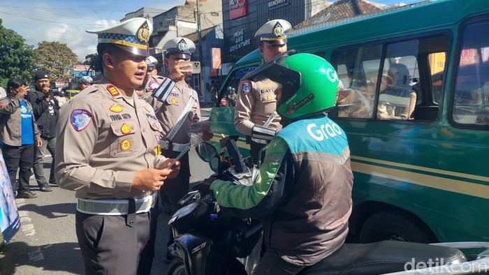 polisi edukasi pengendara saat Ops Zebra Lodaya 2025