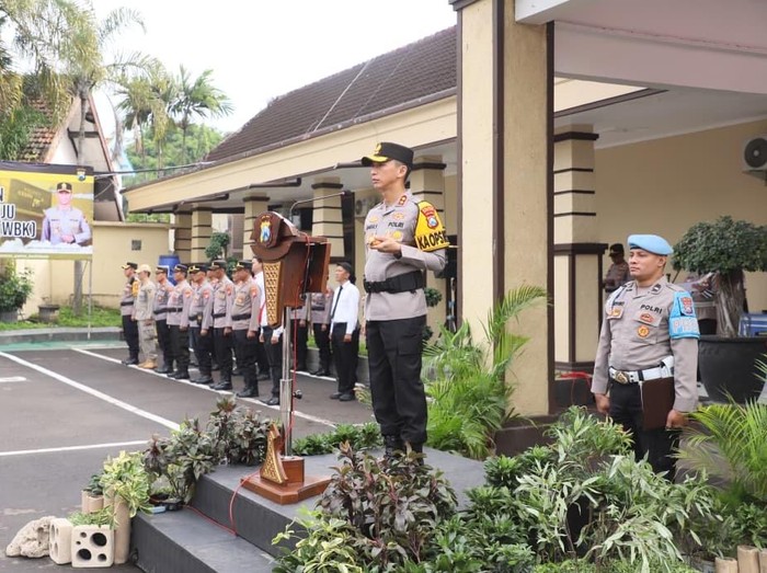 Polres Kediri Kota menggelar apel pasukan Operasi Zebra Semeru 2025 di halaman Mapolres