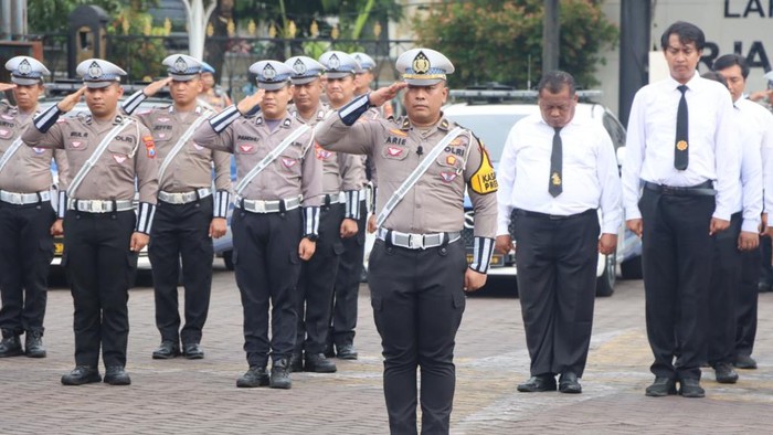 Upacara pembukaan  Operasi Zebra Semeru 2025 di Mako Polres Pasuruan