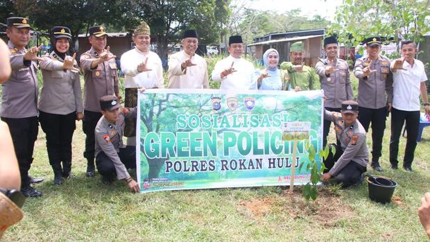 Polres Rohul tanam pohon wujudkan Green Policing di MTQ. Polres Rohul tanam pohon wujudkan Green Policing di MTQ.