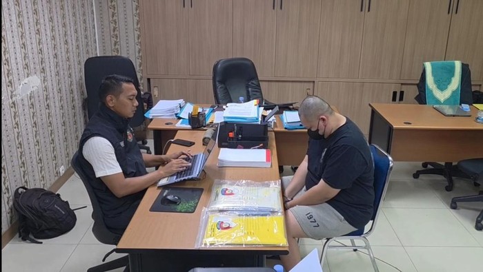 Polresta Soekarno-Hatta menangkap pegawai bandara yang menipu calon pilot.