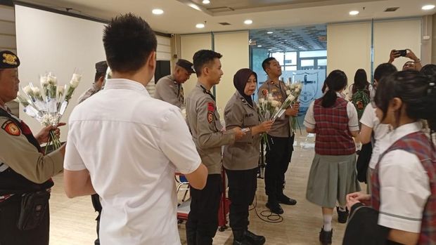 Polsek Kelapa Gading membagikan bunga mawar dan cokelat kepada para siswa sebagai bagian dari empathy building.