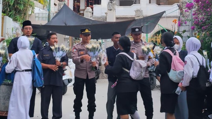 Polsek Kelapa Gading membagikan bunga mawar dan cokelat kepada para siswa sebagai bagian dari empathy building.