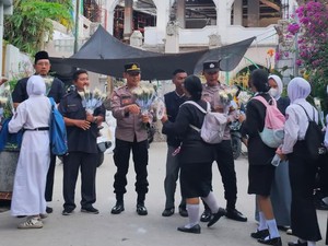 Polsek Kelapa Gading Bagikan Bunga di 4 SMA, Ajak Siswa Jaga Toleransi