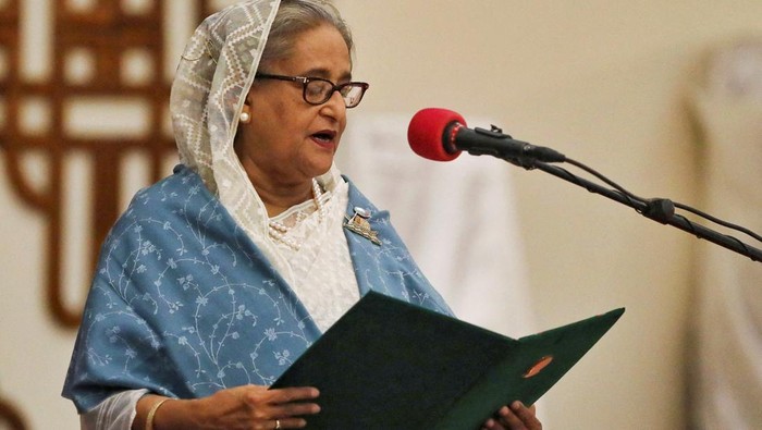 FILE PHOTO: Prime Minister Sheikh Hasina takes oath as the country's Prime Minister at the Bangabhaban in Dhaka, Bangladesh, January 11, 2024. REUTERS/Mohammad Ponir Hossain/File Photo
