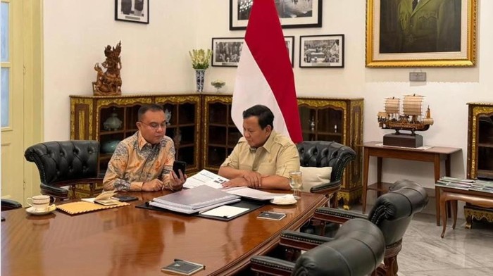 Presiden Prabowo Subianto bertemu empat mata dengan Wakil Ketua DPR Sufmi Dasco Ahmad di Istana Merdeka, Jakarta, Senin (17/11/2025). Pertemuan itu membahas sejumlah hal mulai dari hilirisasi hingga stabilitas politik dan keamanan.