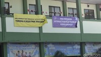 Di beberapa sudut sekolah terlihat spanduk berisikan ucapan terima kasih untuk Prabowo. Foto: Cicin Yulianti/detikcom