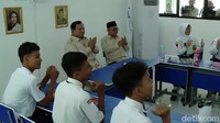 Tak cuma menengok dari jendela atau pintu, Prabowo duduk bersama siswa menyimak guru yang tengah mengajar dengan IFL ini. Tak sendirian, Prabowo ditemani Menteri Pendidikan Dasar dan Menengah (Mendikdasmen) Abdul Muti. Mereka dengan tenang menyaksikan siswa-siswa yang maju ke depan dan menjawab pertanyaan guru seraya menjelaskannya lewat IFP.Foto: Cicin Yulianti/detikcom