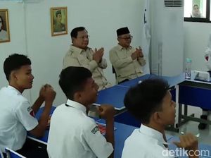 Momen Prabowo Dengarkan Guru Ngajar di SMPN 4 Bekasi