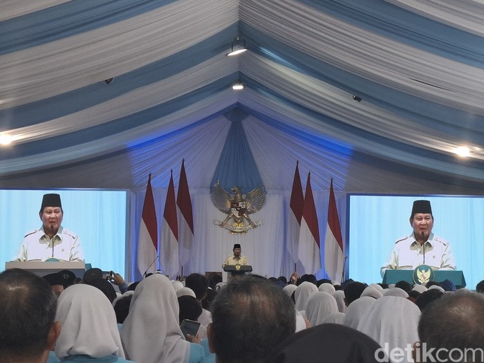Prabowo Subianto di SMPN Kota Bekasi, Jawa Barat, Senin (17/11/2025).