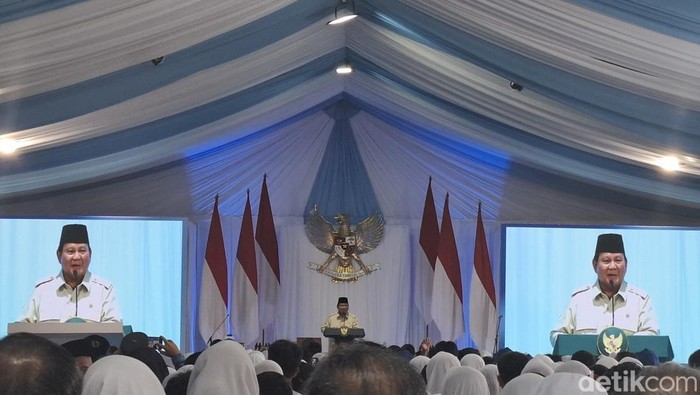 Prabowo Subianto di SMPN Kota Bekasi, Jawa Barat, Senin (17/11/2025).