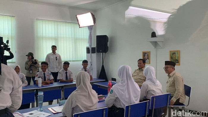 Presiden Prabowo Subianto meninjau pembelajaran di SMPN 4 Kota Bekasi yang menggunakan  interactive flat panel (IFP) atau smartboard, Senin (7/11/2025).