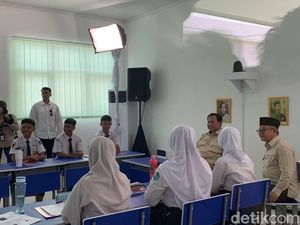 Momen Hangat Prabowo Bareng Siswa Perhatikan Guru Mengajar Via Smartboard