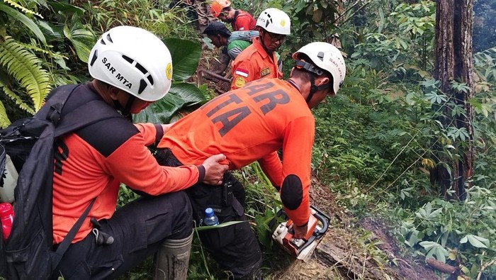 Proses evakuasi korban longsor di Desa Pandanarum, Kecamatan Pandanarum, Kabupaten Banjarnegara, Senin (17/11/2025).
