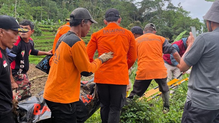 Proses evakuasi korban longsor di Desa Pandanarum, Kecamatan Pandanarum, Kabupaten Banjarnegara, Senin (17/11/2025).