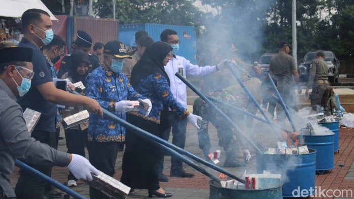 Proses pemusnahan rokok ilegal di depan Kantor Pemda Kabupaten Kuningan, Senin (17/11/2025).