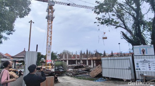 Proyek pembangunan laboratorium pendidikan terpadu di Undiksha Singaraja, Senin (17/11/2025). (Foto: Made Wijaya Kusuma/detikBali)