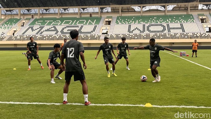 Official training PSS Sleman di Stadion Maguwoharjo, Sleman, Minggu (16/11/2025).