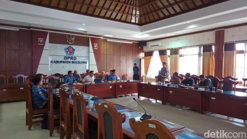 Rapat Bapemperda DPRD Buleleng bersama jajaran eksekutif terkait penyusunan Program Pembentukan Peraturan Daerah (Propemperda) 2026 pada Senin (17/11/2025). (Foto: Made Wijaya Kusuma/detikBali)