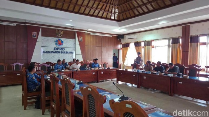 Rapat Bapemperda DPRD Buleleng bersama jajaran eksekutif terkait penyusunan Program Pembentukan Peraturan Daerah (Propemperda) 2026 pada Senin (17/11/2025). (Foto: Made Wijaya Kusuma/detikBali)