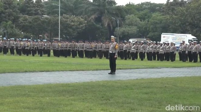 Ratusan personel gabungan saat apel Operasi Zebra Semeru 2025 di Polda Jatim.