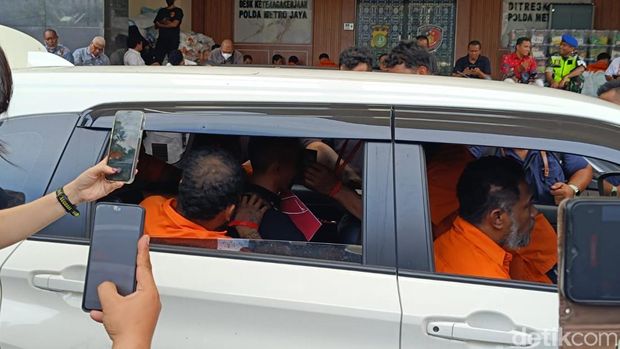 Reka ulang kasus Kacab Bank di Jakarta diculik dan dibunuh. Reka ulang kasus Kacab Bank di Jakarta diculik dan dibunuh.