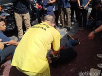 Video: Sadisnya Eksekutor Buang Kacab Bank, Leher Dililit Handuk Sambil Diseret