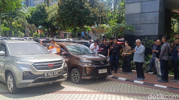 Rekonstruksi kasus Ilham Pradipta, Kacab Bank di Jakarta yang diculik dan dibunuh. Rekonstruksi kasus Ilham Pradipta, Kacab Bank di Jakarta yang diculik dan dibunuh. Rekonstruksi digelar di Mapolda Metro Jaya, Senin (17/11/2025).