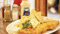 Sajian fish and chipsnya masih tradisional. Hidangannya memang sederhana terdiri dari ikan, kentang, serta beberapa saus saja yang disajikan sebagai pendamping. Foto: Instagram/rockandsolelondon