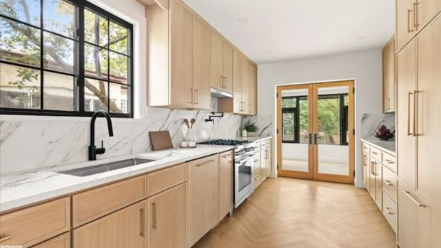 Rumah Masa Kecil Donald Trump Rumah masa kecil Presiden AS, Donald Trump, yang kini telah direnovasi. Rumah itu dijual seharga Rp 38 miliar.