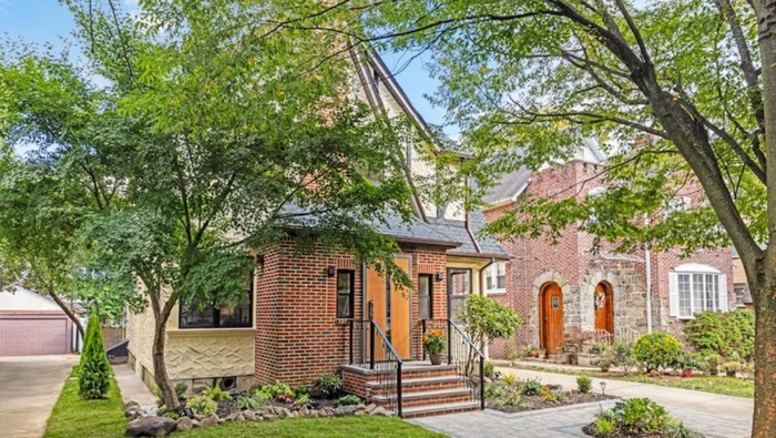 Rumah masa kecil Presiden AS, Donald Trump, yang kini telah direnovasi. Rumah itu dijual seharga Rp 38 miliar.