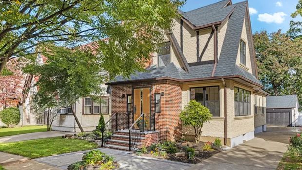 Rumah Masa Kecil Donald Trump Rumah masa kecil Presiden AS, Donald Trump, yang kini telah direnovasi dan dijual seharga Rp 38 miliar.