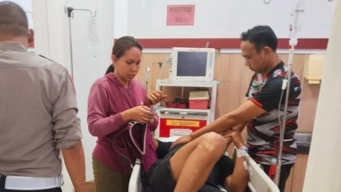 Salah satu korban lakalantas saat mendapatkan penanganan medis di RSUD Karangasem, Minggu (16/11/2025) malam. (dok. Satlantas Polres Karangasem)