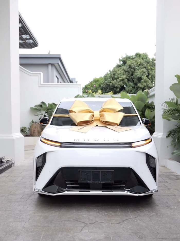 Sarwendah mendapat hadiah mobil dari mendiang ayah.