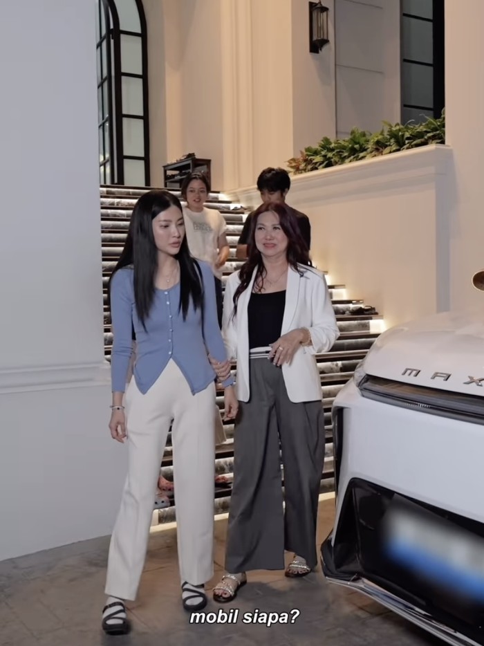 Sarwendah mendapat hadiah mobil dari mendiang ayah.